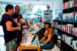 Photo de d'une lectrice et d'un lecteur.